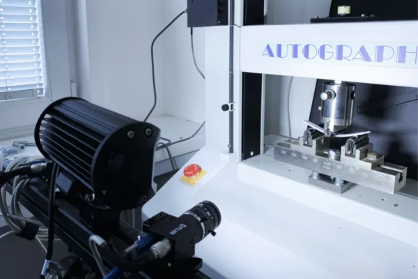 THREE-POINT FLEXURAL TEST OF POLYMER SPECIMEN 3 Flexural test set-up